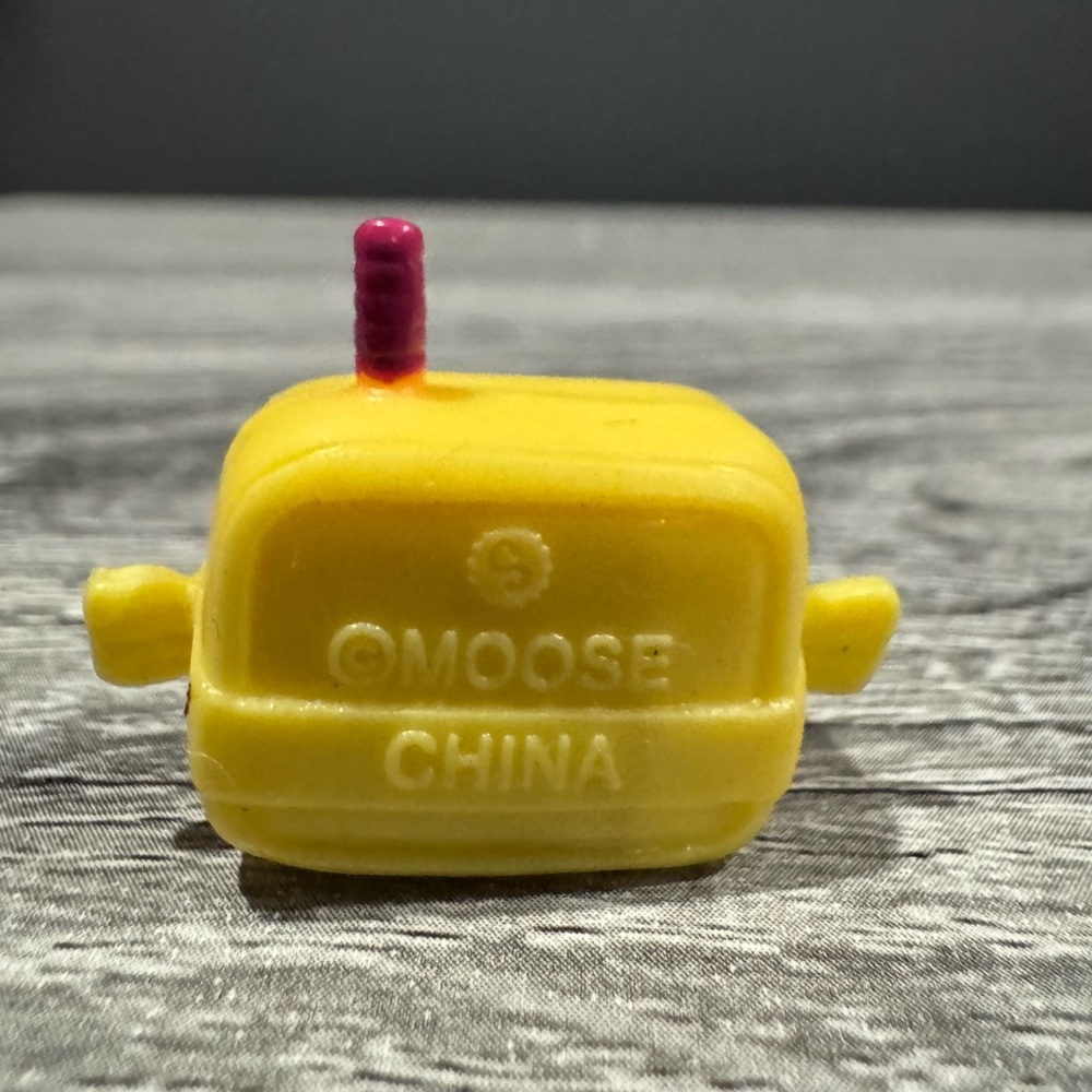 Shopkins | Sport: Yellow & Turquoise Snorky (5-016) - Mini Collectable Figure - Picture 2 of 6